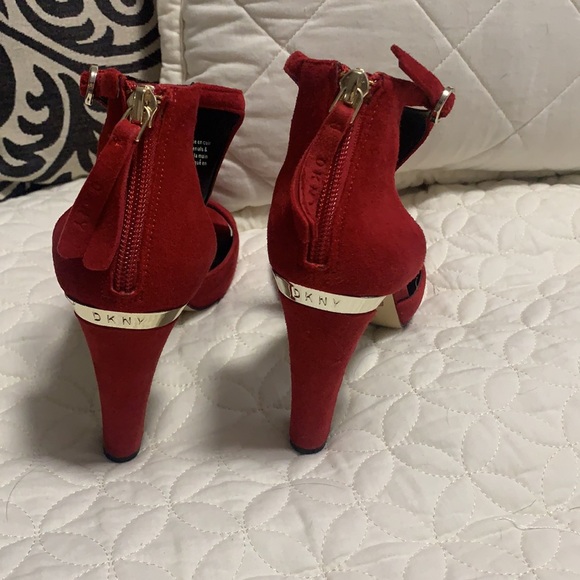 DKNY HEALS - Picture 3 of 5